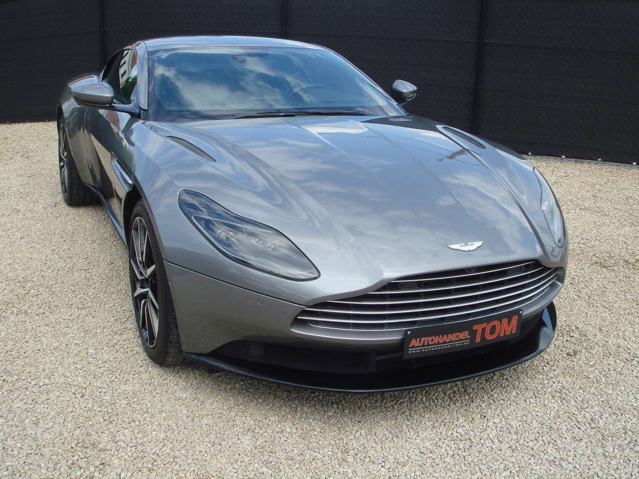 Aston Martin DB11